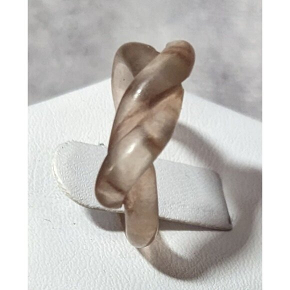 Translucent Tan Knotted Fashion Ring Size 6 1/2 - Picture 10 of 14